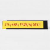 Boos, rood "BLIJF WEG VAN MIJN BUREAU!" op Geel Bureau Naambordje (Voorkant)