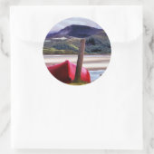 BOOT- EN MOUNTAINENLANDSCHAP RONDE STICKER (Tas)