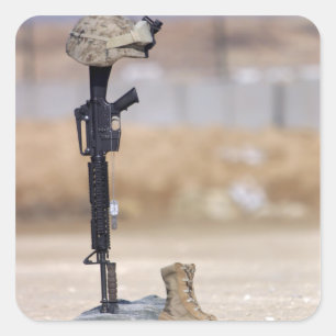 Boots, geweer, hondenlabels en beschermende helm vierkante sticker