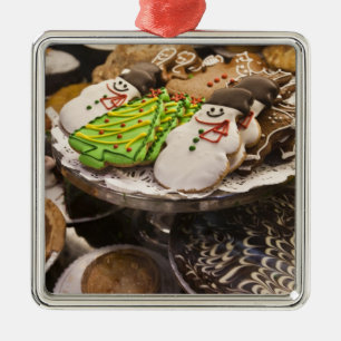 Bord van verse kerstkoekjes metalen ornament