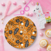 Borden van herfstbladeren, bessen en zuren papieren bordje (Feest)