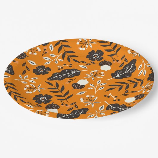 Borden van herfstbladeren, bessen en zuren papieren bordje (Gekanteld)