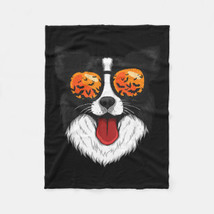 Border Collie in een luie Halloween-kostuum met zo Fleece Deken