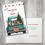 Bordure Collie Chien Rétro Camion de ferme Carte d<br><div class="desc">Un pick-up bleu turquoise porte un arbre de Noël décoré et des paquets cadeaux sur le devant de cette jolie carte de Noël. Un chien de Border Collie, noir et blanc, regarde du hayon arrière. Un panneau en bois rustique sur le pare-chocs arrière dit "Cheer de Noël". En haut de...</div>