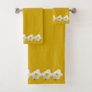 Bordure des jonquilles blanches et jaunes sur le j
