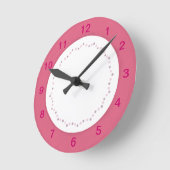 Bordure rose sur blanc, horloge murale pois (Angle)