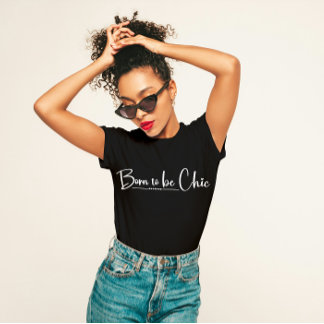 "Born to Be Chic" is een stijlvol T-shirt