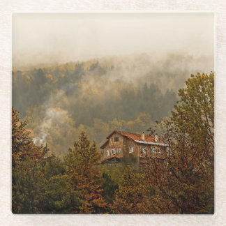 Bos houten huis: rustige scène glazen onderzetter