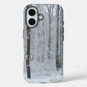 Bos van Besneeuwde Bomen iPhone 16 Hoesje