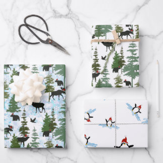 Bosdieren in kerstmannenhoeden inpakpapier vel