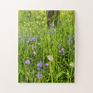 Boshyacinten en paardenbloemen in wilde lentegras legpuzzel