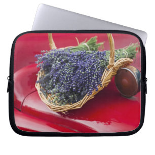 Bosjes lavendel rusten op een oude boerenpick-up laptop sleeve