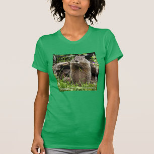 Bosmarmot knabbelend aan een bloem t-shirt