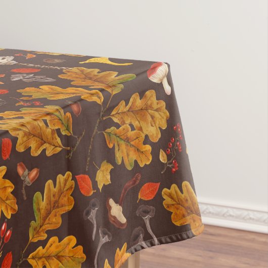 Bospaddenstoelen en herfstflora op bruin tafelkleed (Voorbeeld)