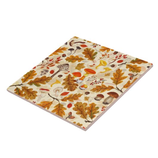 Bospaddenstoelen en herfstflora op room tegeltje (Zijkant)