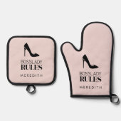 Boss Lady Rules Stiletto Logo Blush Ovenwant & Pannenlap Set (Voorkant)