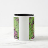 Bosvijvers met roze bloempitten op de grond mok (Midden)