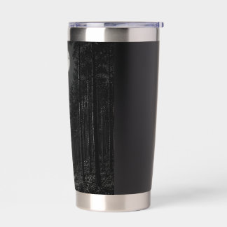 Boswandelaar bij maanlicht Zwarte en Witte Tumbler Geïsoleerde Drinkbeker