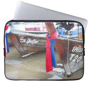 Bot op de strand Phi Phi-eilanden, Thailand Laptop Sleeve