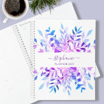 Botanique pourpre personnalisée<br><div class="desc">Ce planificateur floral moderne est décoré de feuilles d'aquarelle dans les tons violet et bleu. Facilement personnalisable avec l'année, votre nom ou monogramme. Utilisez l'outil de conception pour modifier la taille, le style ou la couleur du texte. En créant notre oeuvre, vous ne trouverez pas cette image exacte d'autres créateurs....</div>