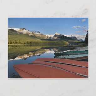 Boten geparkeerd aan de oever van Maligne Lake, Briefkaart