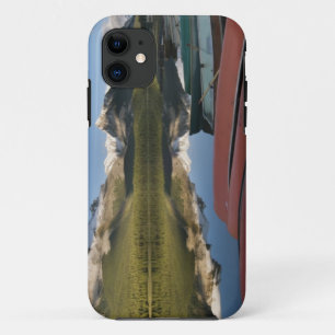 Boten geparkeerd aan de oever van Maligne Lake, iPhone 11 Hoesje