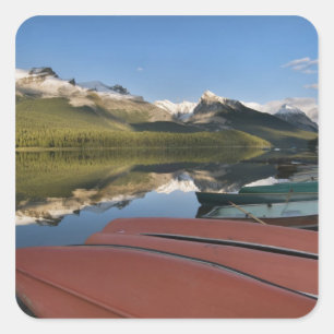 Boten geparkeerd aan de oever van Maligne Lake, Vierkante Sticker