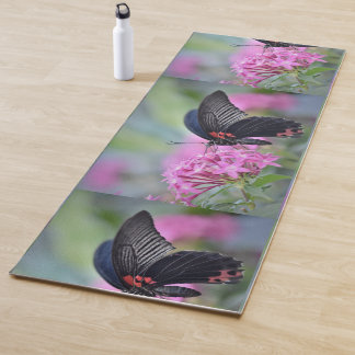 Botervlieg met roze bloem yogamat