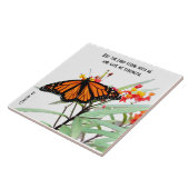 Botervlieg op wilde bloem met scriptversie tegeltje (Zijkant)