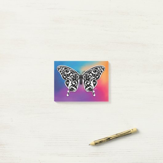 Botervliegontwerp met zonneschijnkleuren post-it® notes (Op bureau)