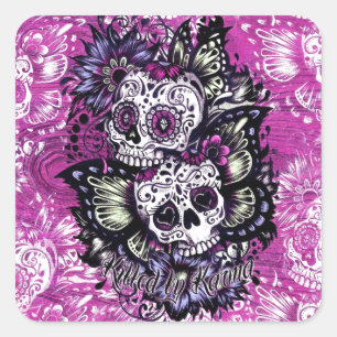 Botervliegsuiker schudt op roze houtbasis. vierkante sticker