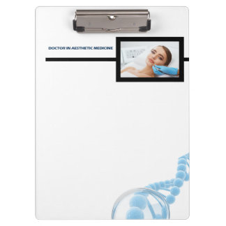 Botox injecties op voorhoofd door esthetische arts klembord