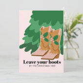 Bottes de fille par le sapin de Noël Carte de vaca (Debout devant)