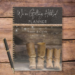 Bottes rustiques pour Mariage à deux rangs<br><div class="desc">Ce carnet wedding planner vous permet de partager votre amour de tout ce qui est rustique et cowboy - cuir usé et bois d'écorce, et lumières à cordes souples, tout en gardant tous vos rendez-vous et moments spéciaux en ordre. Idéal pour une grange, un pays ou un lieu mariage décontracté....</div>
