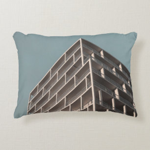 BOTTOM-UITZICHT VAN HOOG STIJGENDE BOUW ACCENT KUSSEN