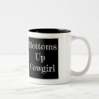 Bottoms Up Cowgirl Mok *GEEN LOGO*