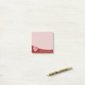 Boucher Post-IT notes sur Arrière - plan rouge fon (Sur un bureau)