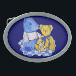 Boucle De Ceinture Ovale chèque bleu tissu pique-nique avec nounours mignon<br><div class="desc">Ce joyeux tableau d'ours en peluche à vie morte est peint en aquarelle. Les trois mignonettes sont assis sur un chiffon de pique-nique blanc et bleu. Les trois petits ours sont de ma propre collection d'ours en peluche, les ours bleus s'appellent "Charlie bear", le gros ours jaune s'appelle "petite Barbara...</div>
