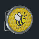 Boucle De Ceinture Ovale Dessin sur les abeilles<br><div class="desc">Caricature souriante d'abeilles volantes sur un arrière - plan sans soudure de ruche d'abeilles.</div>