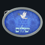 Boucle De Ceinture Ovale Dove<br><div class="desc">Dispose de "shalom" (Hébreu "paix") et d'une colombe portant un peu de branche d'olivier dans son bec sur un bel arrière - plan fractal bleu et blanc qui rappelle les ailes d'oiseaux.</div>