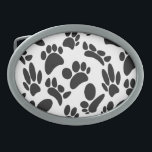 Boucle De Ceinture Ovale Empreinte de patte de chien d'art Abstrait noir et<br><div class="desc">Un motif noir et blanc a formé des empreintes de pattes de chien dans différents angles et tailles. Boucles de ceinture personnalisées. Idée cadeau pour les amoureux de les chiens.</div>