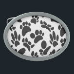 Boucle De Ceinture Ovale Empreinte de patte de chien d'art Abstrait noir et<br><div class="desc">Un motif noir et blanc a formé des empreintes de pattes de chien dans différents angles et tailles. Boucles de ceinture personnalisées. Idée cadeau pour les amoureux de les chiens.</div>