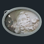 Boucle De Ceinture Ovale Homme vert<br><div class="desc">Le visage avec des vignes et des fleurs qui sortent de sa bouche est connu comme un homme vert. Dans cette photo couleur, la sculpture en relief élevé est un élément architectural qui fait partie d'un grand planteur au-dessus d'une colonne. Une faible profondeur de champ souligne la sculpture. Bokeh, des...</div>