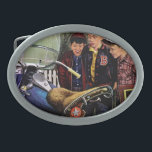 Boucle De Ceinture Ovale La moto de Tex<br><div class="desc">Artiste : Garçons de Stevan Dohanos | admirant la motocyclette</div>