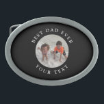 Boucle De Ceinture Ovale Meilleur papa Ever Enfants Famille Monogramme<br><div class="desc">Habille papa avec ce Best Dad Ever Kids Family Photo Monogram Belt boucle. Choisissez votre photo préférée pour le modèle et suivez l'invite. La typographie du texte est "meilleur papa jamais" et personnalisée avec votre texte personnalisé ou le nom de votre père en lettres blanches modernes courbées autour de la...</div>