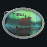 Boucle De Ceinture Ovale Viking Navire Et Lumières Du Nord<br><div class="desc">Une image légèrement stylisée d'un longship viking naviguant la nuit sous les aurores boréales là-bas quelques icebergs ; la plupart de l'équipage est endormi. Le texte "VIKINGAR" (Vikings) apparaît également.</div>