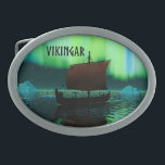 Boucle De Ceinture Ovale Viking Navire Et Lumières Du Nord<br><div class="desc">Une image légèrement stylisée d'un longship viking naviguant la nuit sous les aurores boréales là-bas quelques icebergs ; la plupart de l'équipage est endormi. Le texte "VIKINGAR" (Vikings) apparaît également.</div>