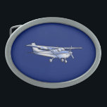 Boucle De Ceinture Ovale Vol de silhouette de Cessna de chrome d'avions sur<br><div class="desc">Le vol classique de silhouette de Cessna d'avions sur le bleu pour n'importe quel enthousiaste d'aviation, customisent ceci avec le texte si vous souhaitez. L'avion de Cessna est conçu pour le faire ressembler à un applique argenté de chrome. Ajoutez facilement le texte à cette conception dans une étape. Cliquez sur...</div>
