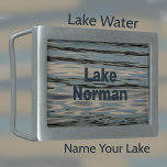 Boucle de ceinture personnalisable d'eau du lac<br><div class="desc">Conçu par la nature. L'ondulation d'eau de lac foncé reflétant le ciel bleu et les nuages blancs pendant l'heure d'or crée cette boucle multicolore bleue, beige et gris. Ce magnifique design de boucle de ceinture est sophistiqué et élégant tout en étant naturellement terreux et rustique. Customisez avec un nom, des...</div>