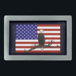 Boucle De Ceinture Rectangulaire Aigle à tête blanche toujours en vigueur<br><div class="desc">Un aigle à tête blanche scanne le ciel de sa perche sur une branche d'arbre ; superposé sur un drapeau des Etats-Unis.</div>